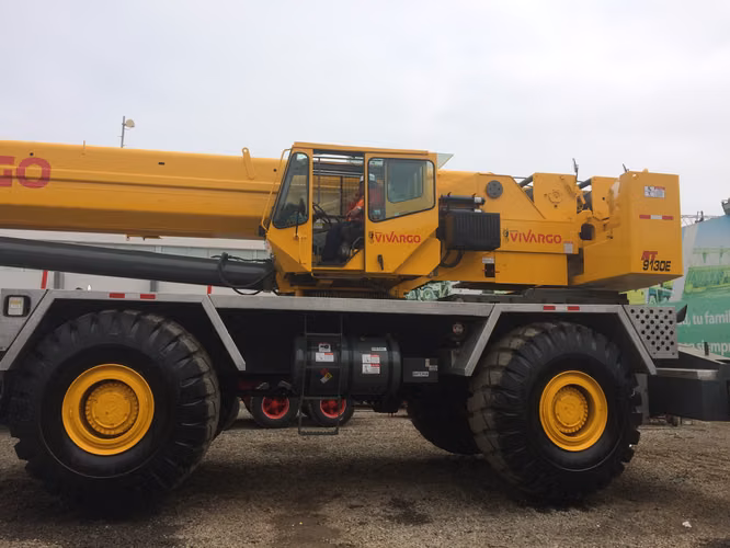 GRUA TELESCOPICA MARCA GROVE MODELO RT 9130 130 TON CAPACIDAD AÑO 2009