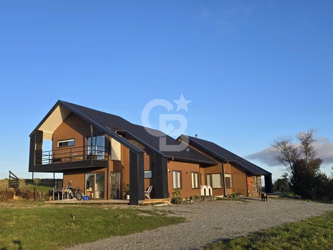 Casa de Ensueño en Puerto Varas con Vistas al Volcán
