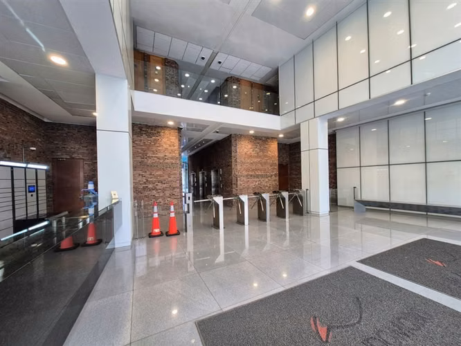 Oficina profesional venta con estacionamiento en Las Condes