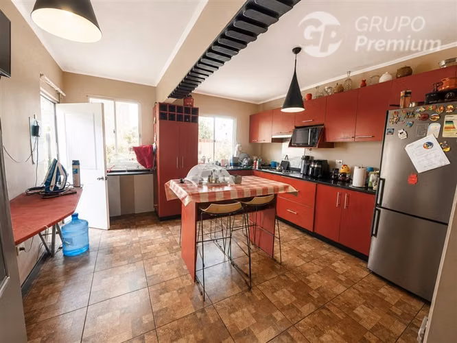 Venta de casa Regularizada 250 m2 de 5D,1B,Patio grande