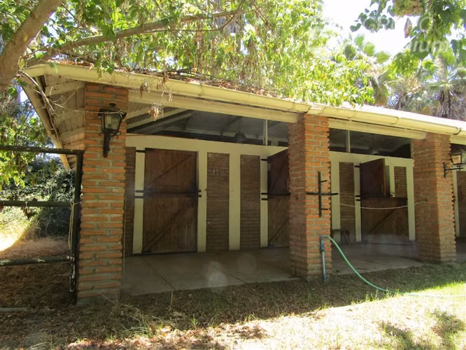 Venta Parcela de 7,3 has. 4 casas-Piscina, en Pintue - Paine