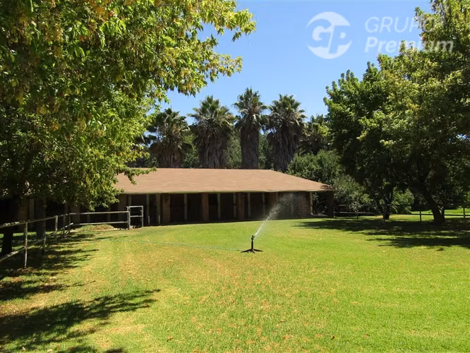 Venta Parcela de 7,3 has. 4 casas-Piscina, en Pintue - Paine