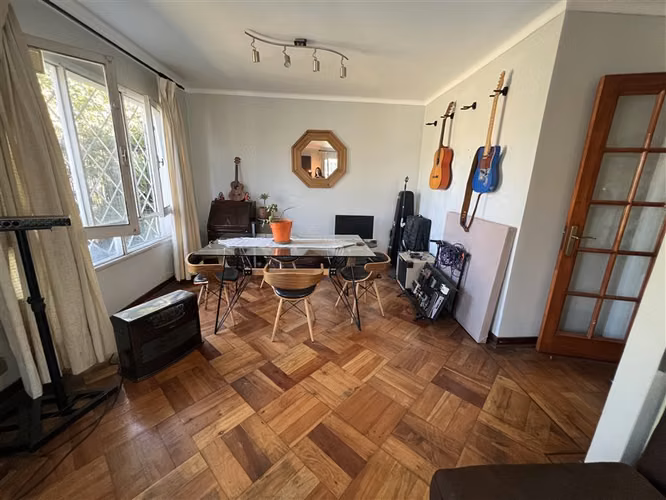 Casa en arriendo de un piso 4dorm 3baños .4 estac. La Reina