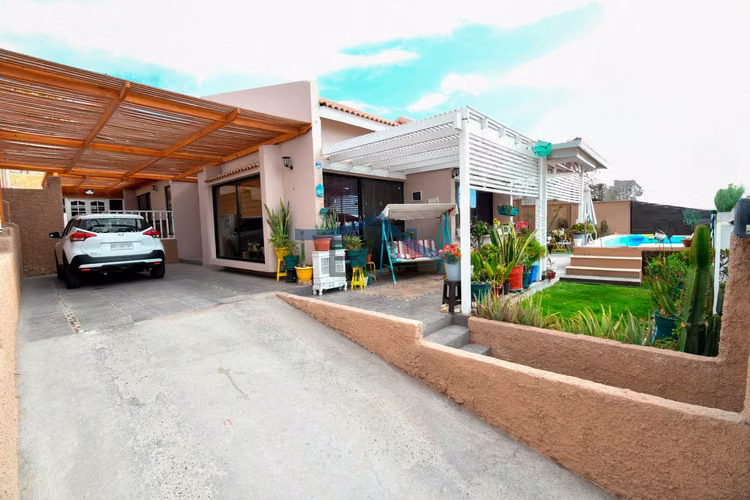 Se vende amplio inmueble en Jardines del Sur. (164574)