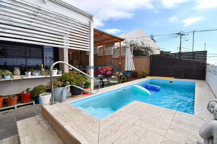 Se vende amplio inmueble en Jardines del Sur. (164574)