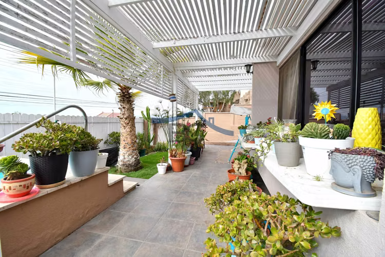 Se vende amplio inmueble en Jardines del Sur. (164574)