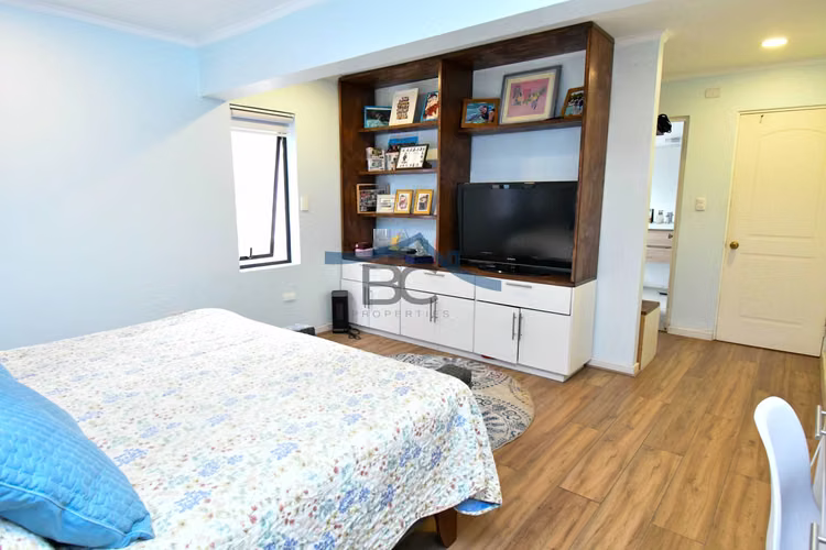 Se vende amplio inmueble en Jardines del Sur. (164574)