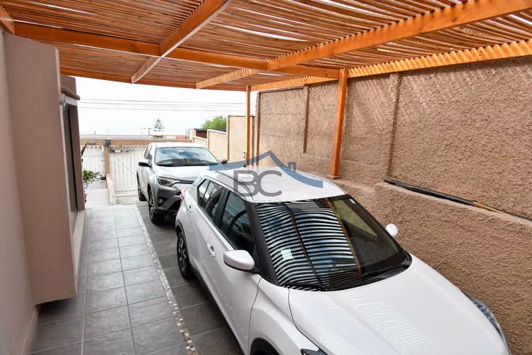 Se vende amplio inmueble en Jardines del Sur. (164574)