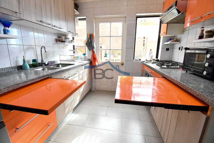 Se vende amplio inmueble en Jardines del Sur. (164574)
