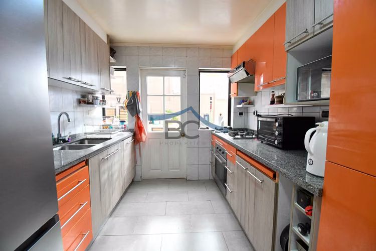 Se vende amplio inmueble en Jardines del Sur. (164574)