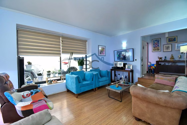 Se vende amplio inmueble en Jardines del Sur. (164574)