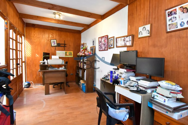 Se vende amplio inmueble en Jardines del Sur. (164574)