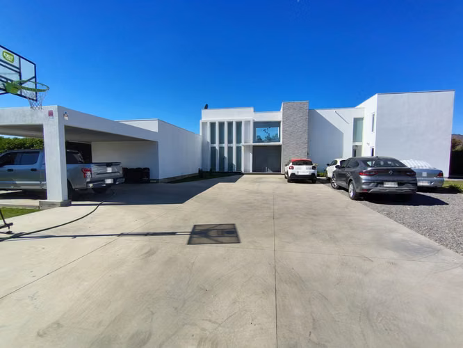 Espectacular casa moderna con 5 dormitorios y 7 baños en condominio Calera de tango