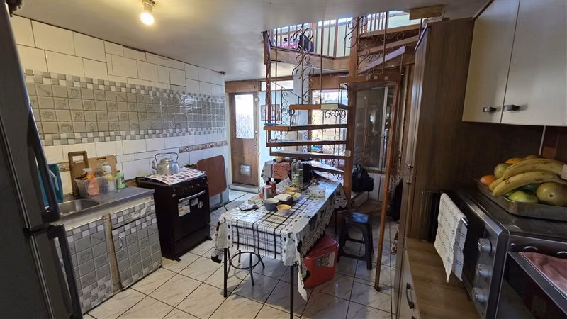 AMPLIA CASA EN LAS BRISAS CON ESPACIO PARA VIVIR Y ARRENDAR
