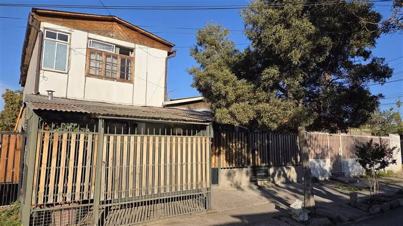 AMPLIA CASA EN LAS BRISAS CON ESPACIO PARA VIVIR Y ARRENDAR