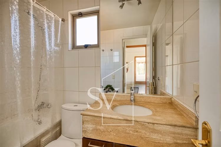 Casa en arriendo de 4 dorm. en Lo Barnechea
