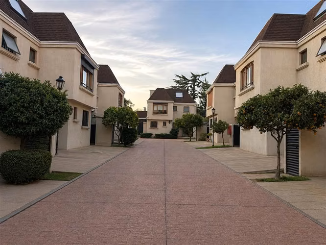 Excelente Casa en venta de 5 dorm. en La Reina