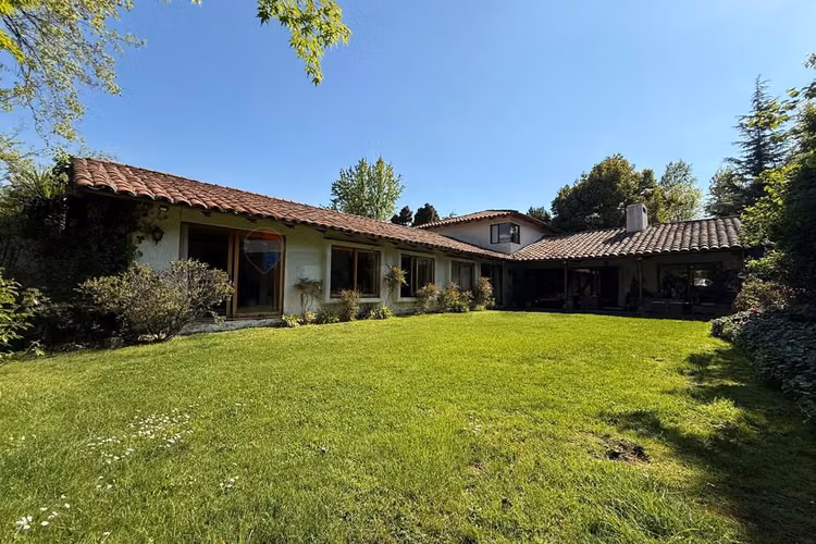 Casa con 1400m2  en lo barnechea