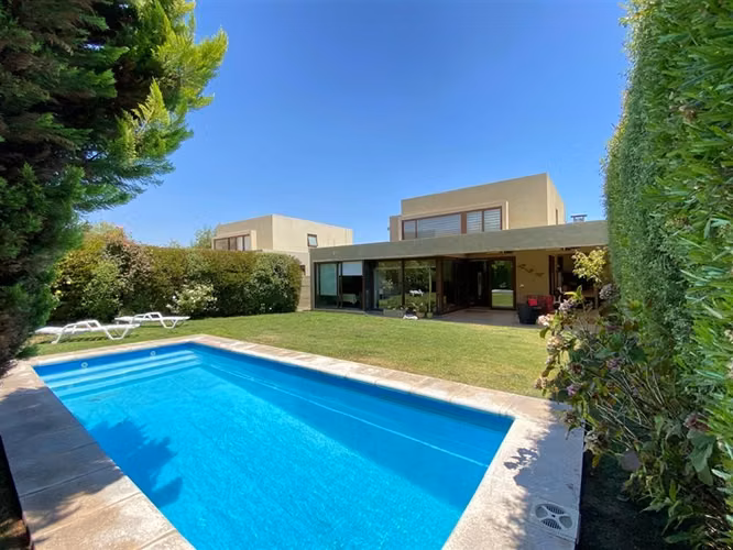 Casa en venta de 4 dorm. en Colina