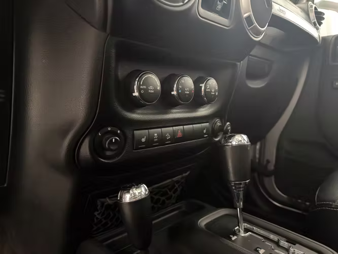 Jeep wrangler unlimited sahara 4x4 3.6 at 2017 - $24.000.000