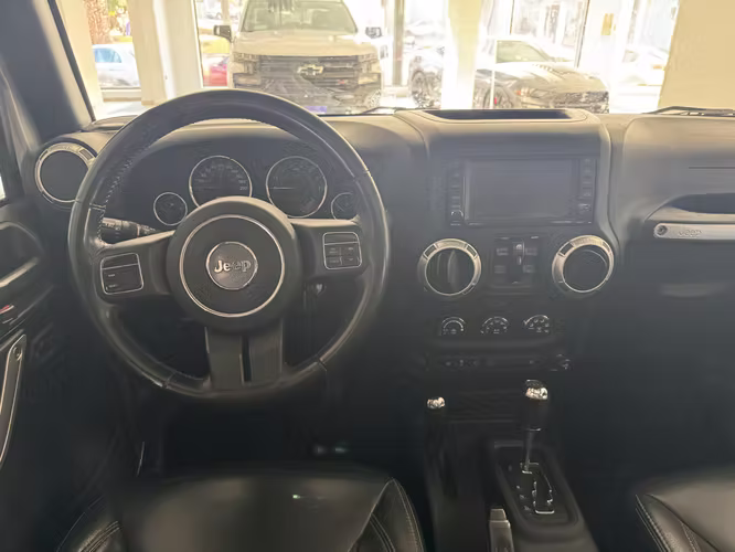 Jeep wrangler unlimited sahara 4x4 3.6 at 2017 - $24.000.000
