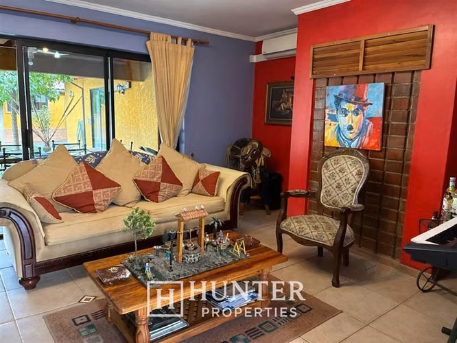 Casa en venta en la Florida de 5D 4B, 250M2 Constr. en Talca