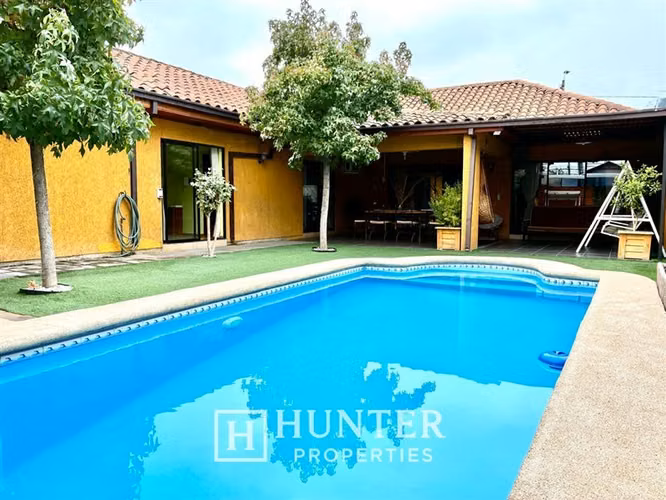 Casa en venta en la Florida de 5D 4B, 250M2 Constr. en Talca