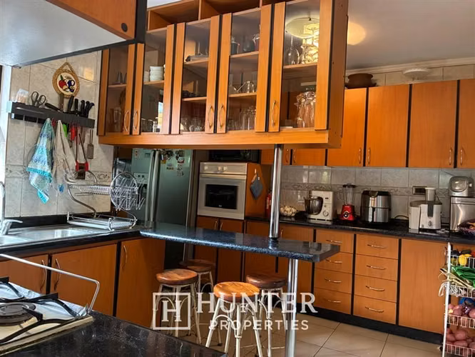 Casa en venta en la Florida de 5D 4B, 250M2 Constr. en Talca