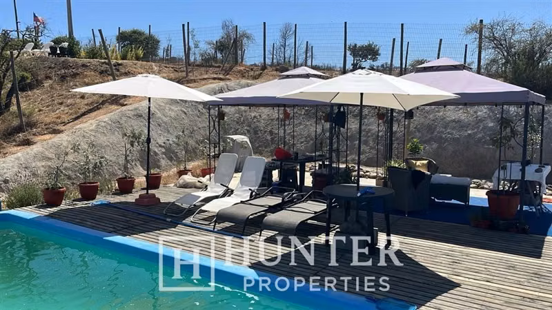 Parcela con casa amplia y piscina en venta en Limache