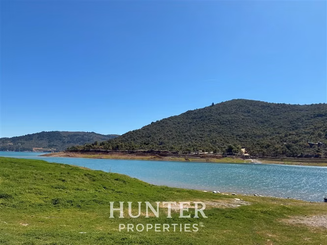 Sitio de 5 mil m2 y 3 casas, 2 piscin en colbun lado norte