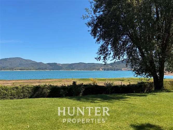 Sitio de 5 mil m2 y 3 casas, 2 piscin en colbun lado norte