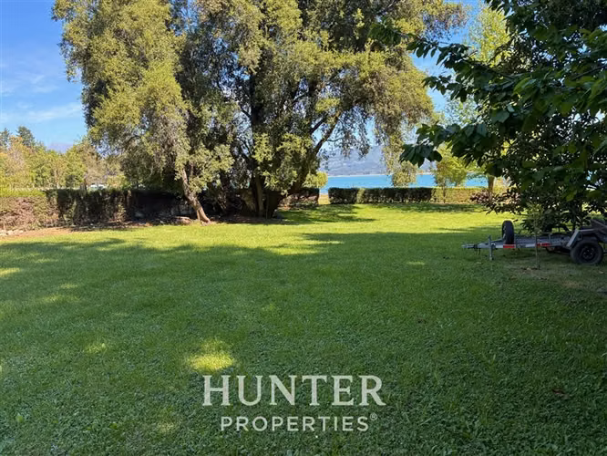 Sitio de 5 mil m2 y 3 casas, 2 piscin en colbun lado norte