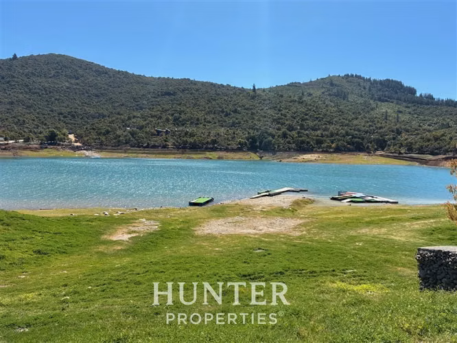 Sitio de 5 mil m2 y 3 casas, 2 piscin en colbun lado norte