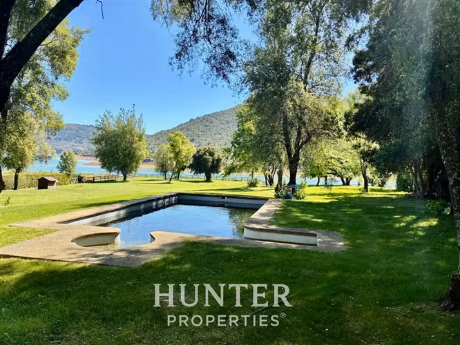 Sitio de 5 mil m2 y 3 casas, 2 piscin en colbun lado norte