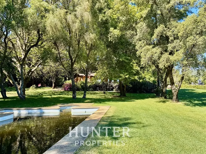 Sitio de 5 mil m2 y 3 casas, 2 piscin en colbun lado norte