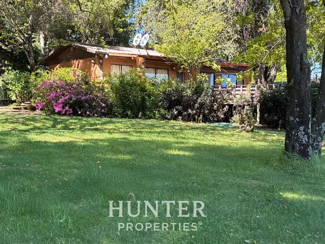Sitio de 5 mil m2 y 3 casas, 2 piscin en colbun lado norte