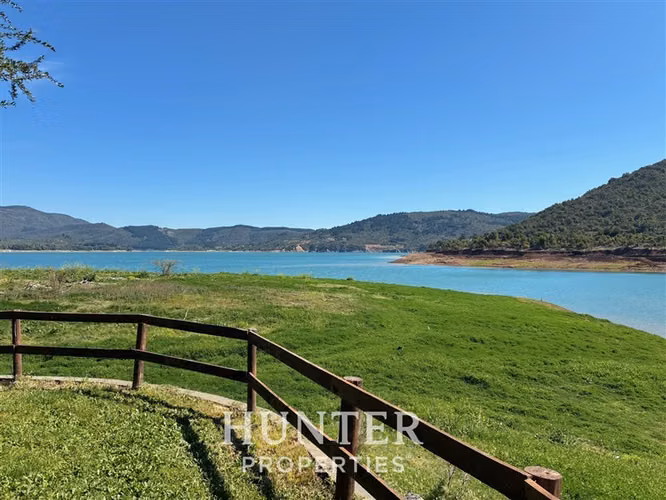 Sitio de 5 mil m2 y 3 casas, 2 piscin en colbun lado norte