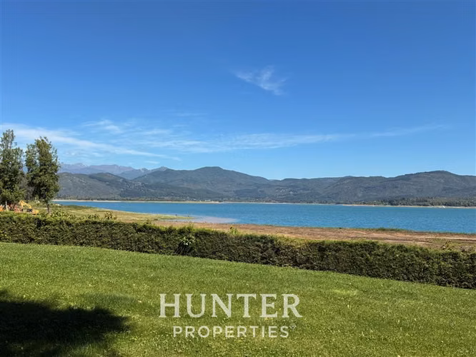 Terreno de 5.000 m2 y 3 casas, piscina en colbun lado norte