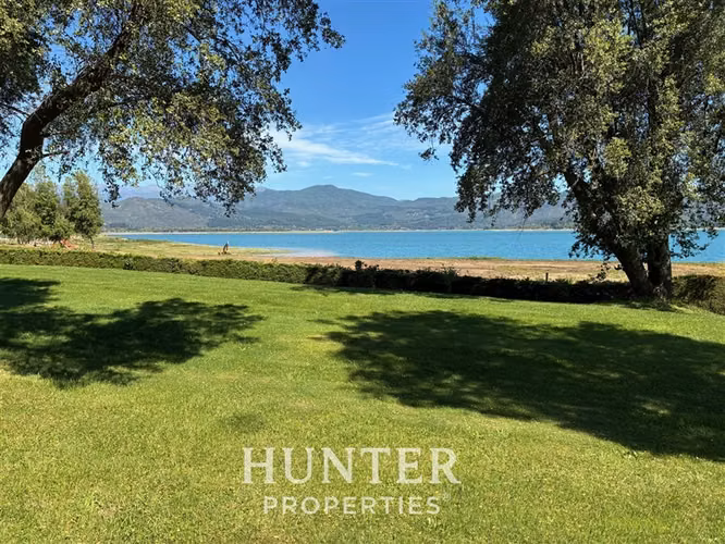 Terreno de 5.000 m2 y 3 casas, piscina en colbun lado norte