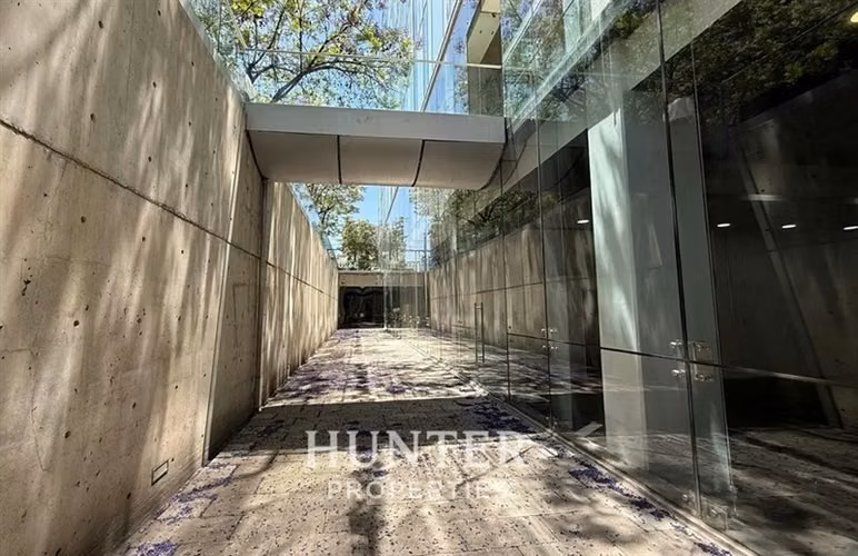 Oficina 366 M2 en 2 niveles Nueva Costanera Vitacura