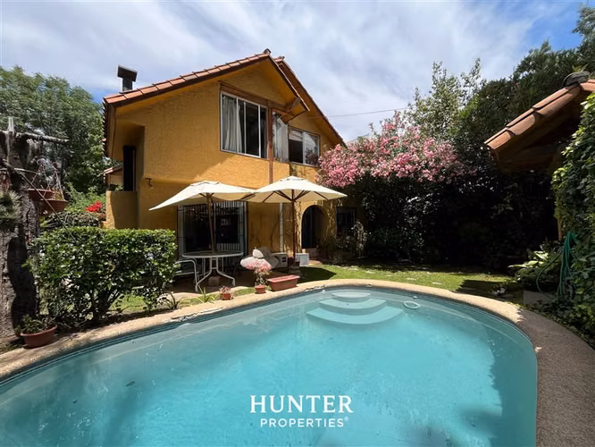 Casa familiar en Las Condes 4D 3B con patio y piscina!