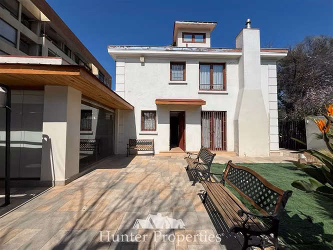Remodelada casa en venta de 4D+4B cerca de Plaza Ñuñoa