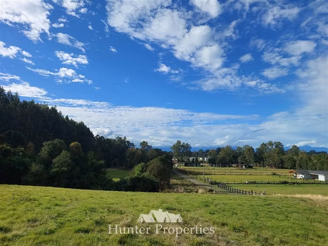 Parcela vista a la cordillera, cerca del Lago Ranco con agua