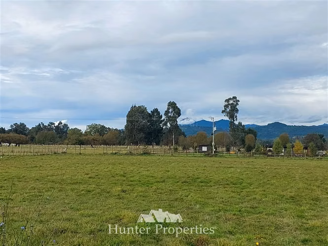 Parcela vista a la cordillera, cerca del Lago Ranco con agua