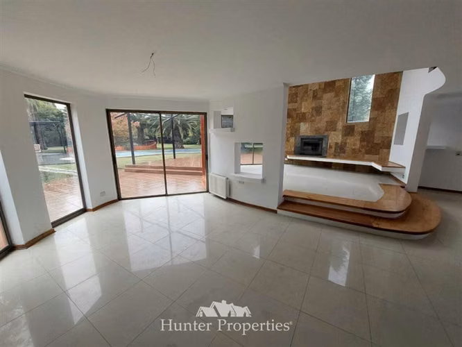 Moderna Casa en condominio. Piscina- jardines-quincho 7D-6B