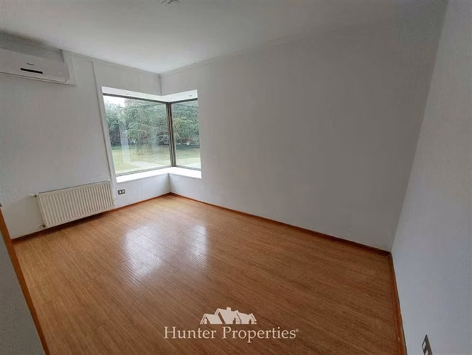 Moderna Casa en condominio. Piscina- jardines-quincho 7D-6B