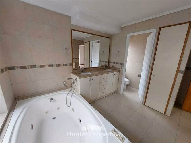Moderna Casa en condominio. Piscina- jardines-quincho 7D-6B
