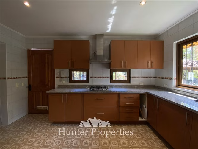 Casa Impecable Colina: Jardín Formado y Seguridad Total