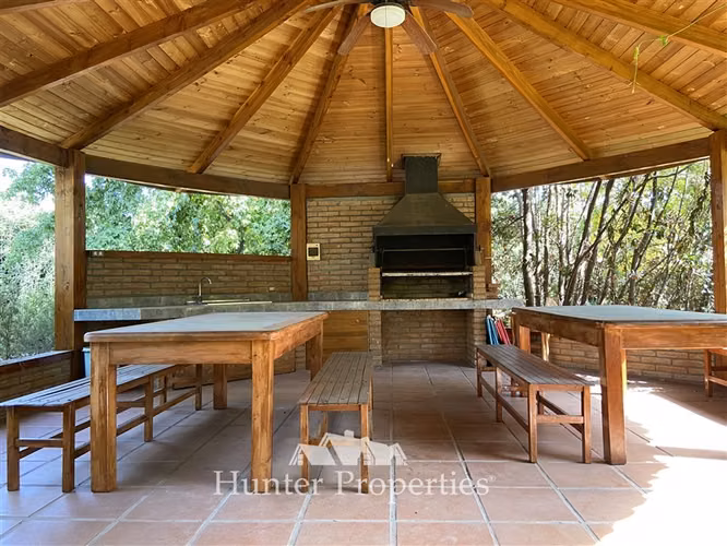 Casa Impecable Colina: Jardín Formado y Seguridad Total
