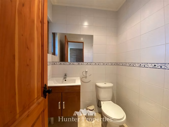 Casa Impecable Colina: Jardín Formado y Seguridad Total